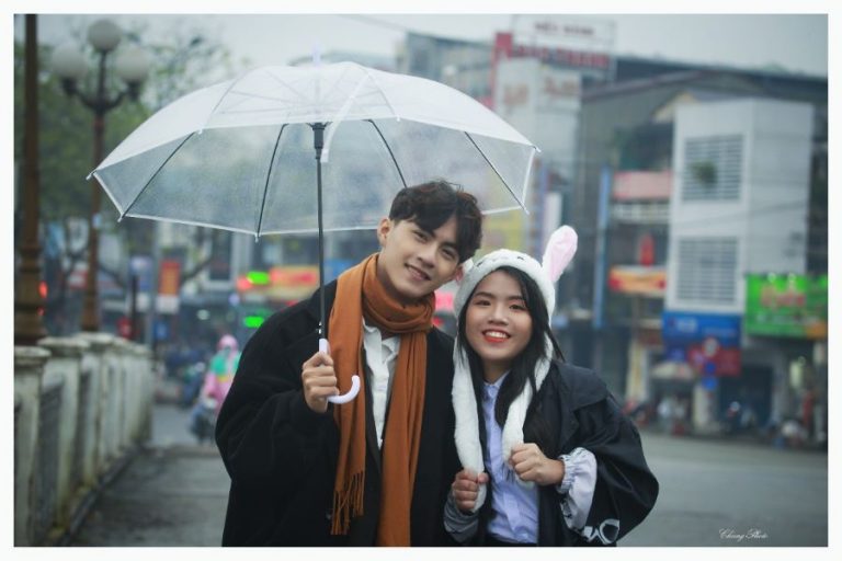Võ Tôn Uyên Phương và bộ ảnh couple lãng mạn dưới mưa Huế