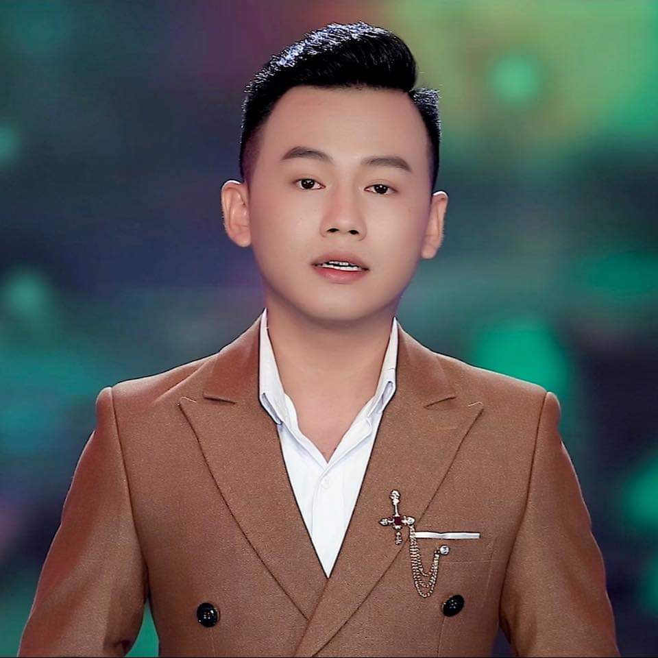 Ca sĩ Phan Danh với giọng ca ngọt ngào khi trình diễn các ca khúc dân ca trữ tình