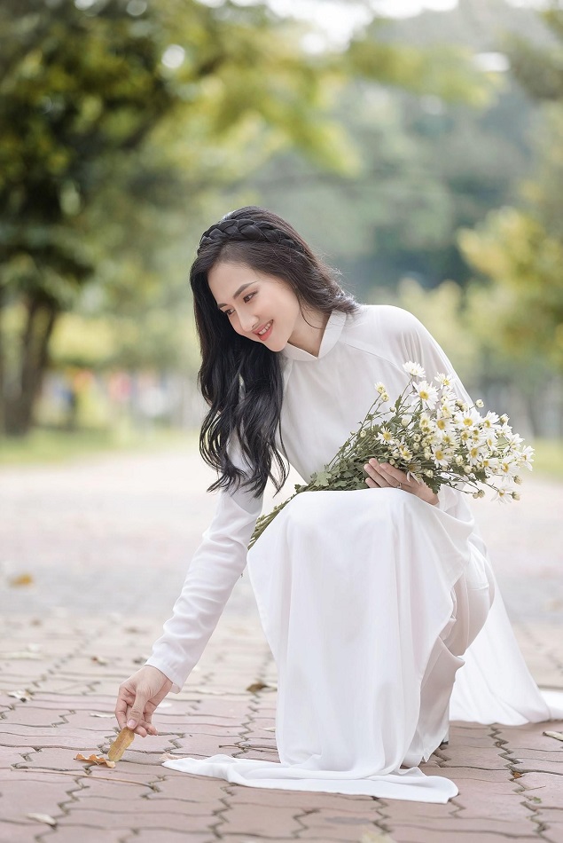 Nàng thơ nhẹ nhàng trong trang phục áo dài Việt Nam