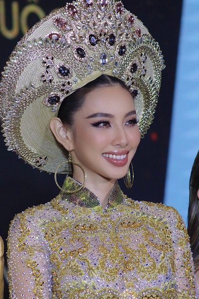 Hoa hậu Nguyễn Thúc Thùy Tiên trong bộ sưu tập áo dài