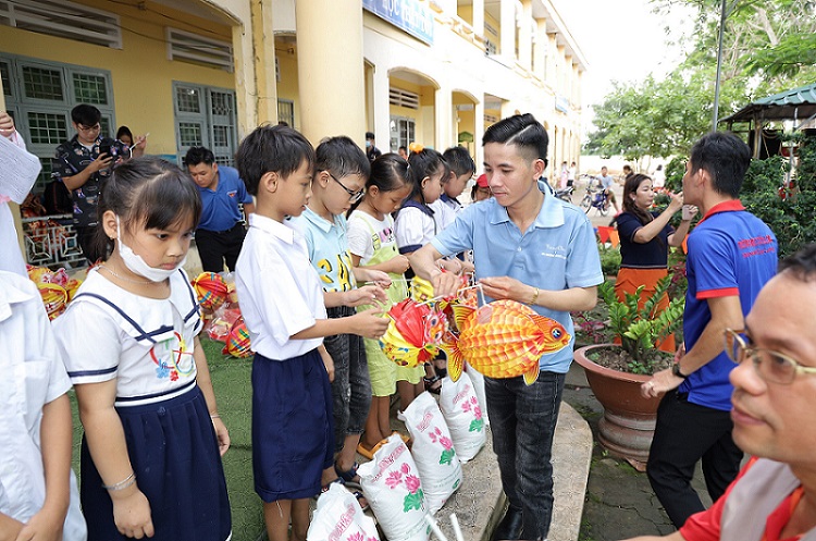 Diễn viên Trung Cang mang Trung thu ấm áp đến với trẻ em nghèo